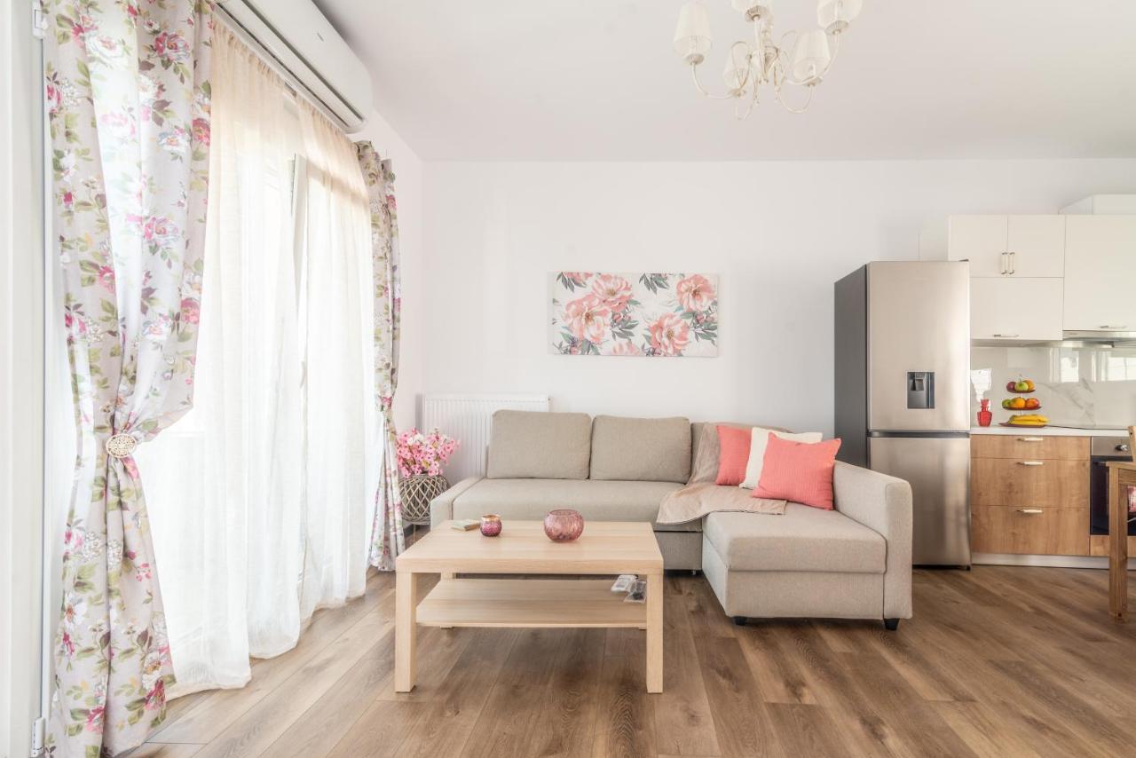 Sophia'S Comfortable Home With A Private Backyard Gazi Eksteriør billede